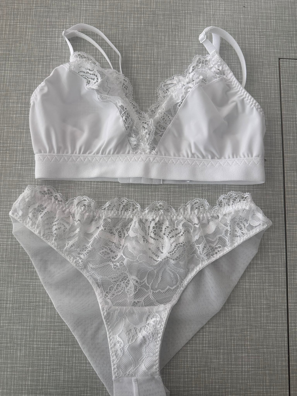 Sutien alb cu detalii din dantelă Pure Soft – LCD 116