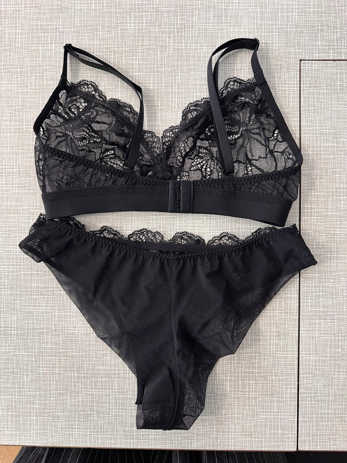 Sutien compresiv din dantelă neagră Noir Bloom – LCD 130